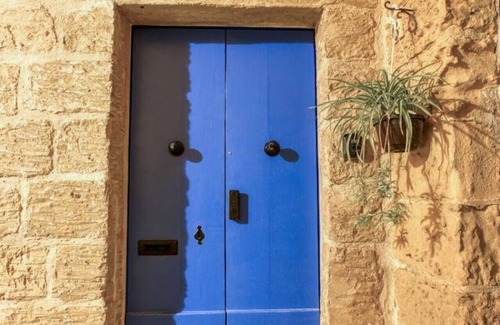 Ħal Bisbut Apartamento | Fully equipped home with working space w/WIFI & AC