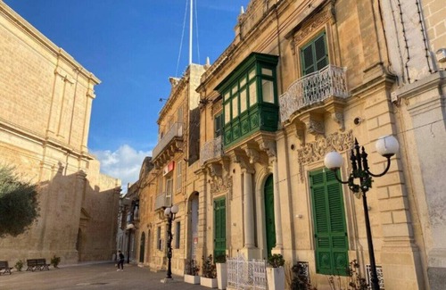 Ħal Bisbut Apartamento | Fully equipped home with working space w/WIFI & AC