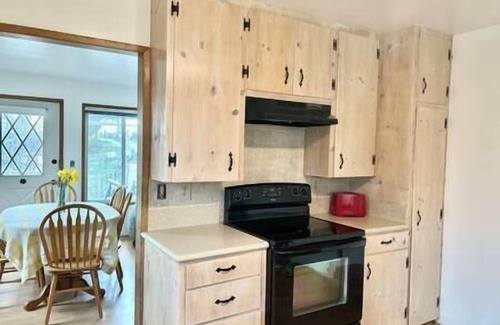 Walla Walla Casa | Fully Fenced Backyard, Fire Pit, BBQ, Sunset Views, Family & Pet Friendly! Fenced Back Yard