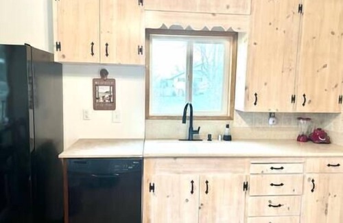 Walla Walla Casa | Fully Fenced Backyard, Fire Pit, BBQ, Sunset Views, Family & Pet Friendly! Fenced Back Yard