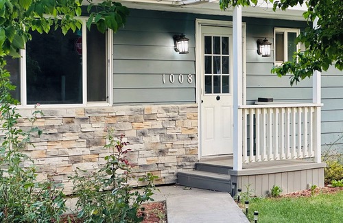 Walla Walla Casa | Fully Fenced Backyard, Fire Pit, BBQ, Sunset Views, Family & Pet Friendly! Fenced Back Yard