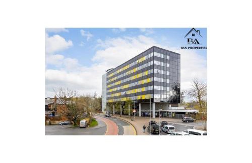 Bracknell Apartamento | Fully Furnished 2 Bed 2 Bath City Centre Luxury Apartment - Free Parking but reservation needed - Pets Allowed