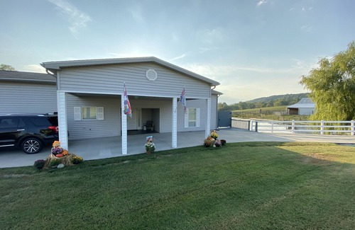 Blountville Casa | Casa de 3 dormitorios y 3 baños totalmente amueblada para escapar del ajetreo de la ciudad.