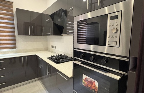 Nungua Apartamento | Fully furnished 3-bedroom apartment in an Estate at Sakumono with all you nee