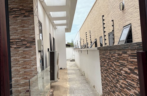 Nungua Apartamento | Fully furnished 3-bedroom apartment in an Estate at Sakumono with all you nee