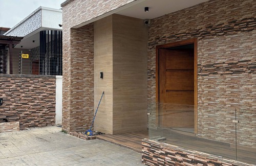 Nungua Apartamento | Fully furnished 3-bedroom apartment in an Estate at Sakumono with all you nee