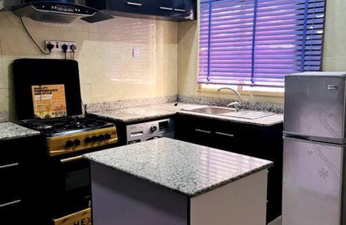 Ojodu Apartamento | Fully furnished 3-bedroom flat with parking area.