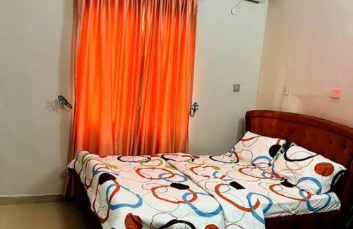 Ojodu Apartamento | Fully furnished 3-bedroom flat with parking area.