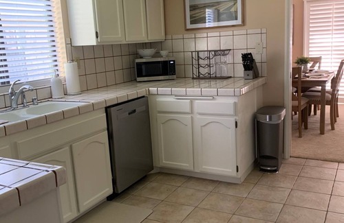 Palmdale Condominio | Fully Furnished, 3 King Bedrooms, Townhouse on Bluebird Lane, Palmdale