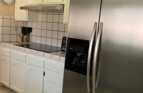 Palmdale Condominio | Fully Furnished, 3 King Bedrooms, Townhouse on Bluebird Lane, Palmdale