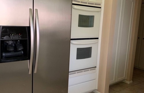 Palmdale Condominio | Fully Furnished, 3 King Bedrooms, Townhouse on Bluebird Lane, Palmdale