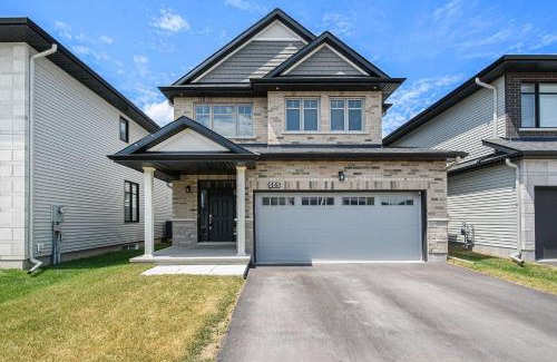 Ottawa Division Casa | Fully Furnished 4 Bedroom House in Ottawa