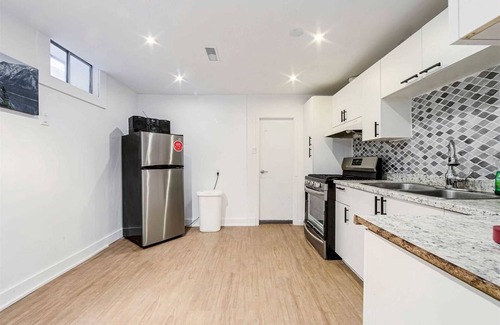 Village at York University Casa | Fully Furnished Bright and Luxurious Bedroom in North York-10