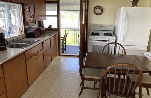 Greenville Cabina | Fully furnished cabin overlooking scenic Wabasis Lake