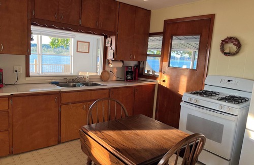 Greenville Cabina | Fully furnished cabin overlooking scenic Wabasis Lake