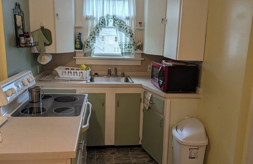 Monroe Apartamento | TOTALMENTE amueblado, limpio, acogedor, dúplex de 1 dormitorio en el centro de Monroe, MI
