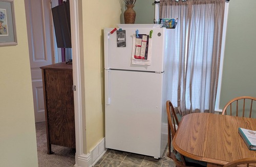 Monroe Apartamento | TOTALMENTE amueblado, limpio, acogedor, dúplex de 1 dormitorio en el centro de Monroe, MI