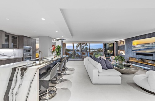 Balboa Peninsula Condominio | Fully Furnished Executive Condo-Ocean Views, steps to Lido Village and the beach