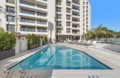 Balboa Peninsula Condominio | Fully Furnished Executive Condo-Ocean Views, steps to Lido Village and the beach