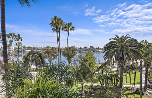 Balboa Peninsula Condominio | Fully Furnished Executive Condo-Ocean Views, steps to Lido Village and the beach