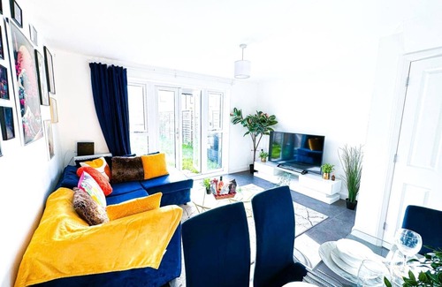 Bordesley Casa | Fully Furnished Home with Parking, Private Garden, Sleep 9
