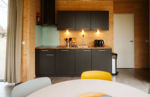 Ouddorp Chalet De Esquí | Fully furnished holiday home for six people, close to all amenities in the park.
