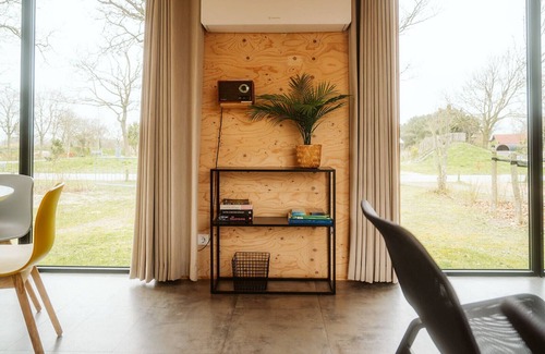 Ouddorp Chalet De Esquí | Fully furnished holiday home for six people, close to all amenities in the park.