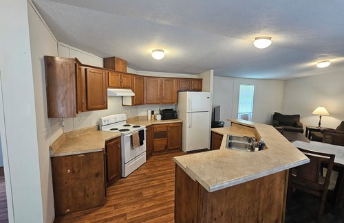 Voth Casa | Fully Furnished Home near Orange and near Beaumont - All Utilities Included