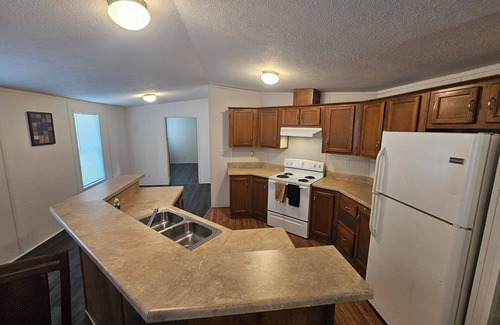 Voth Casa | Fully Furnished Home near Orange and near Beaumont - All Utilities Included