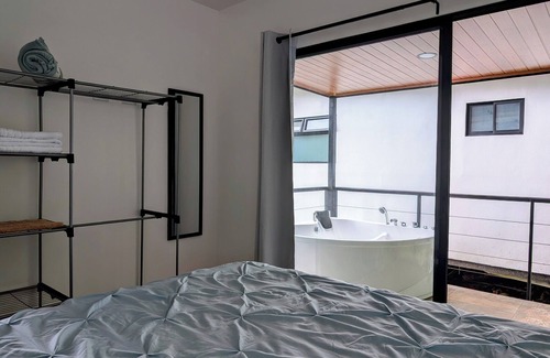 San José Cabina | Fully furnished lodges with hot tub in Atenas - WiFi, trails, nature.