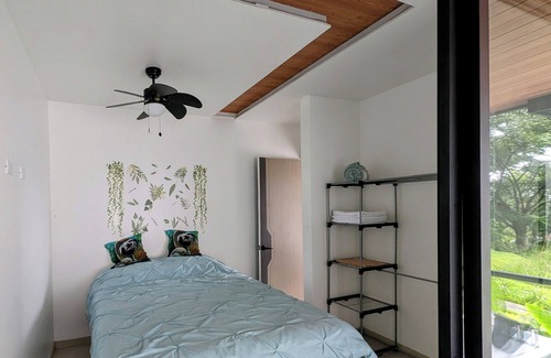 San José Cabina | Fully furnished lodges with hot tub in Atenas - WiFi, trails, nature.