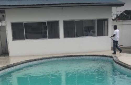 Monrovia Casa | Apartamento de 1 cama totalmente amueblado y con servicio de dieciséis