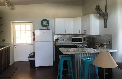 Jefferson Park Apartamento | Fully Furnished Straw Bale Studio Casita
