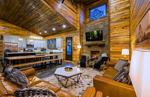 Broken Bow Cabina | Fully Loaded Game Room, One Story, Playset, Sleeps 20!