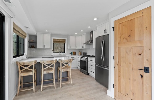 Fontana Apartamento | Fully remodeled Lake Retreat-Walking distance to Lake Geneva includes boat slip!