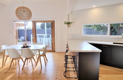 East Geelong Casa | Fully refurbished gorgeous home, central location, 2 bathroom & outdoor fire pit