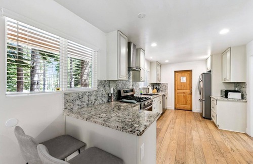 North Upper Truckee Casa | Fully Remodeled, Hot Tub, Game Room, 10 Guests + Extra Kids 5 Years Old and Younger, Pet Friendly