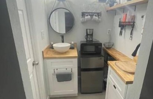 Bostwick Park Apartamento | Fully remodeled 1 bedroom studio