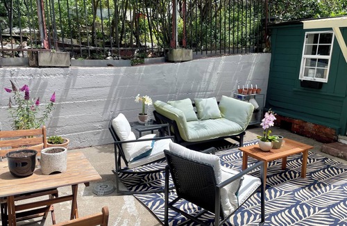 Russian Hill Apartamento | Fully remodeled 2 bedroom/2 bath with a cozy backyard