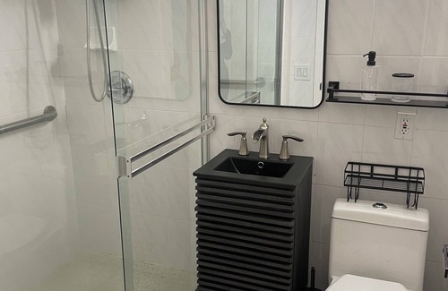 Russian Hill Apartamento | Fully remodeled 2 bedroom/2 bath with a cozy backyard