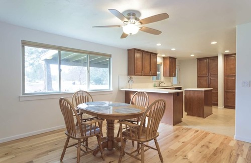 Southeast Bend Casa | Fully remodeled ~ Close to old Mill~ Bonus Room~Spring has arrived