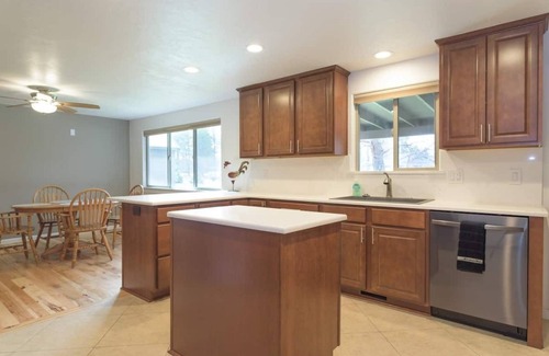 Southeast Bend Casa | Fully remodeled ~ Close to old Mill~ Bonus Room~Spring has arrived