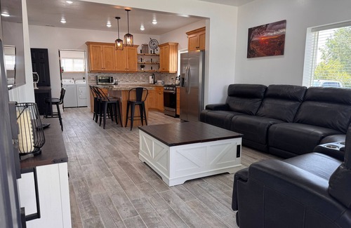 Price Casa | Fully Remodeled Downtown Gem Modern Comfort 3 Bedroom Sleeps 8 Plenty of Parking