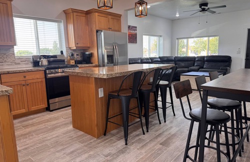 Price Casa | Fully Remodeled Downtown Gem Modern Comfort 3 Bedroom Sleeps 8 Plenty of Parking
