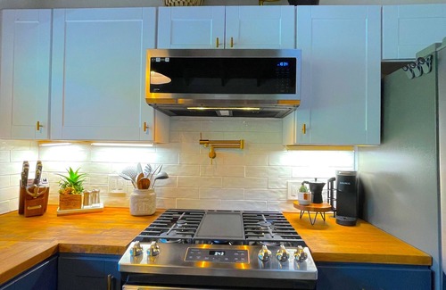 Forestville Casa | Fully Remodeled Private Wine Country Bungalow! Sunny Treetop Views, Luxury Beds