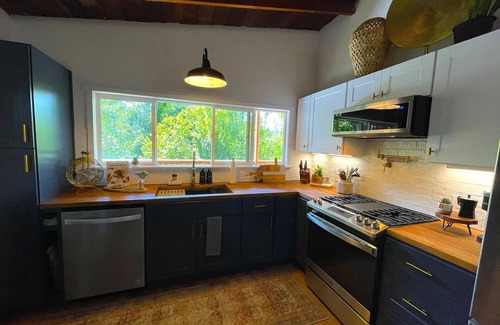 Forestville Casa | Fully Remodeled Private Wine Country Bungalow! Sunny Treetop Views, Luxury Beds