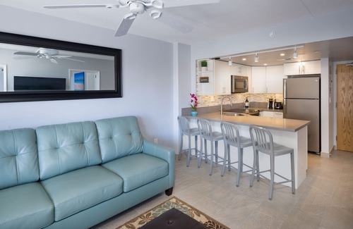 Waikiki Condominio | Completamente renovado, remodelación de diseñador de alta gama de 1 habitación, vista directa al mar y a la laguna