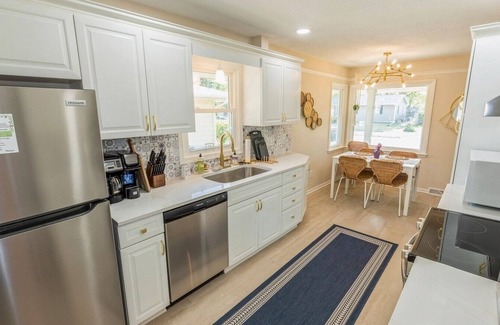 Urbandale Casa | Fully-Renovated 3 BR near DSM! Work travel & Family Friendly.