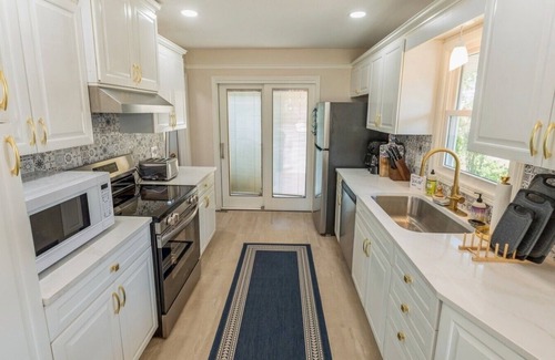 Urbandale Casa | Fully-Renovated 3 BR near DSM! Work travel & Family Friendly.