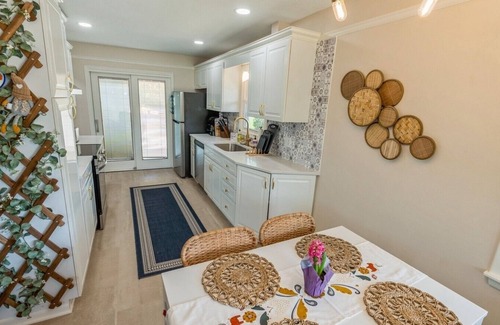 Urbandale Casa | Fully-Renovated 3 BR near DSM! Work travel & Family Friendly.